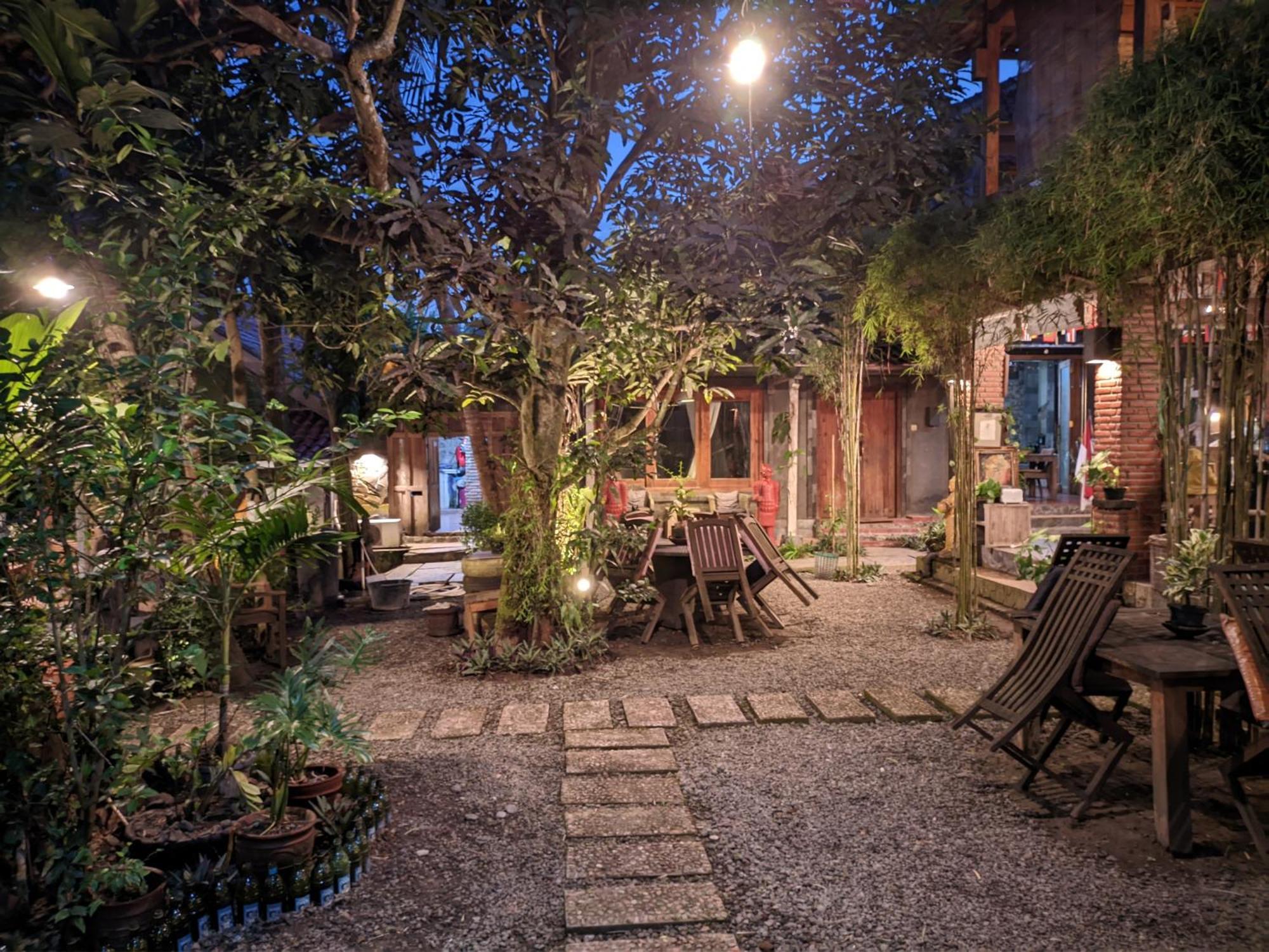 Astuti Gallery Homestay Джок'якарта Екстер'єр фото