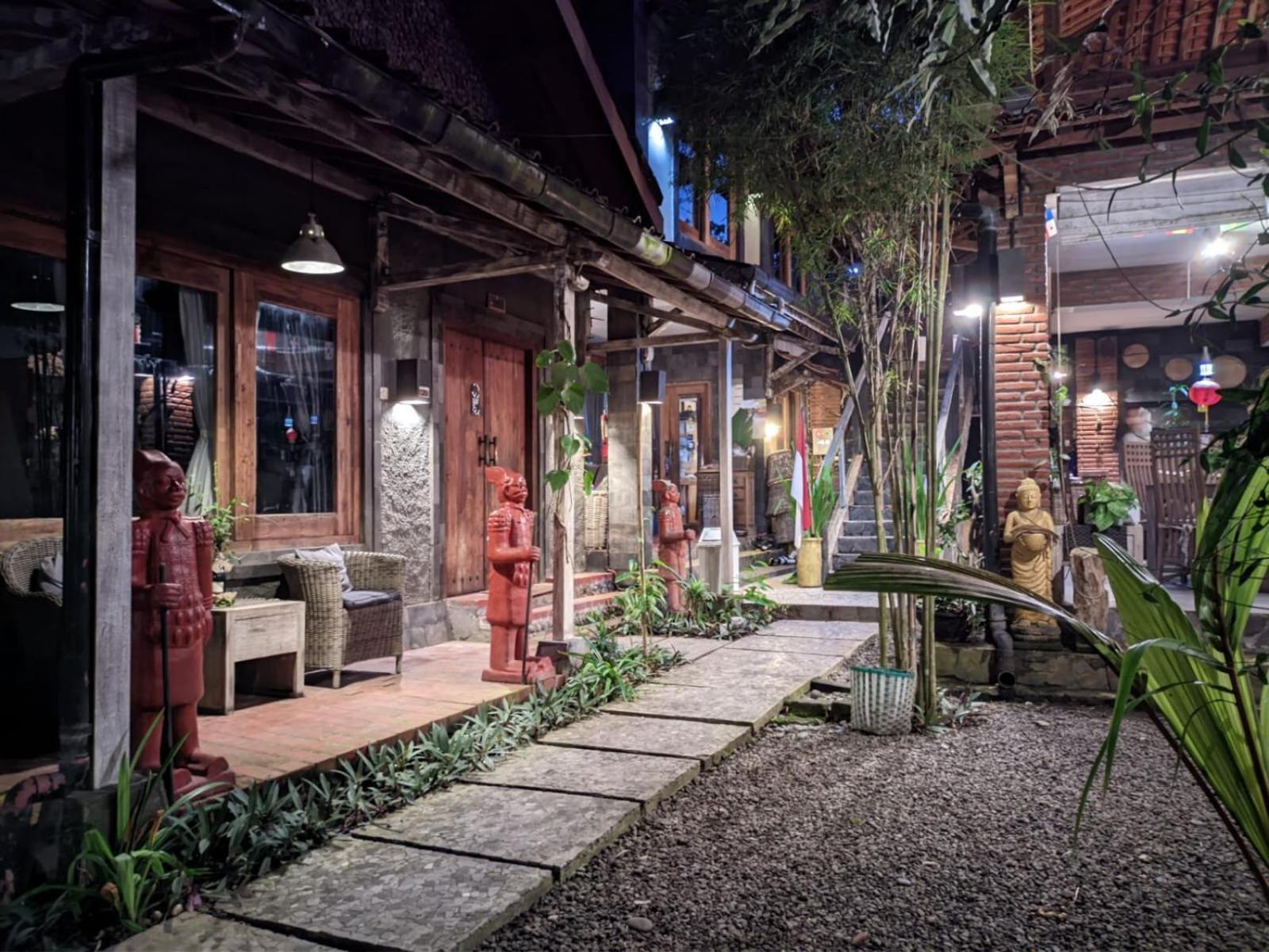 Astuti Gallery Homestay Джок'якарта Екстер'єр фото