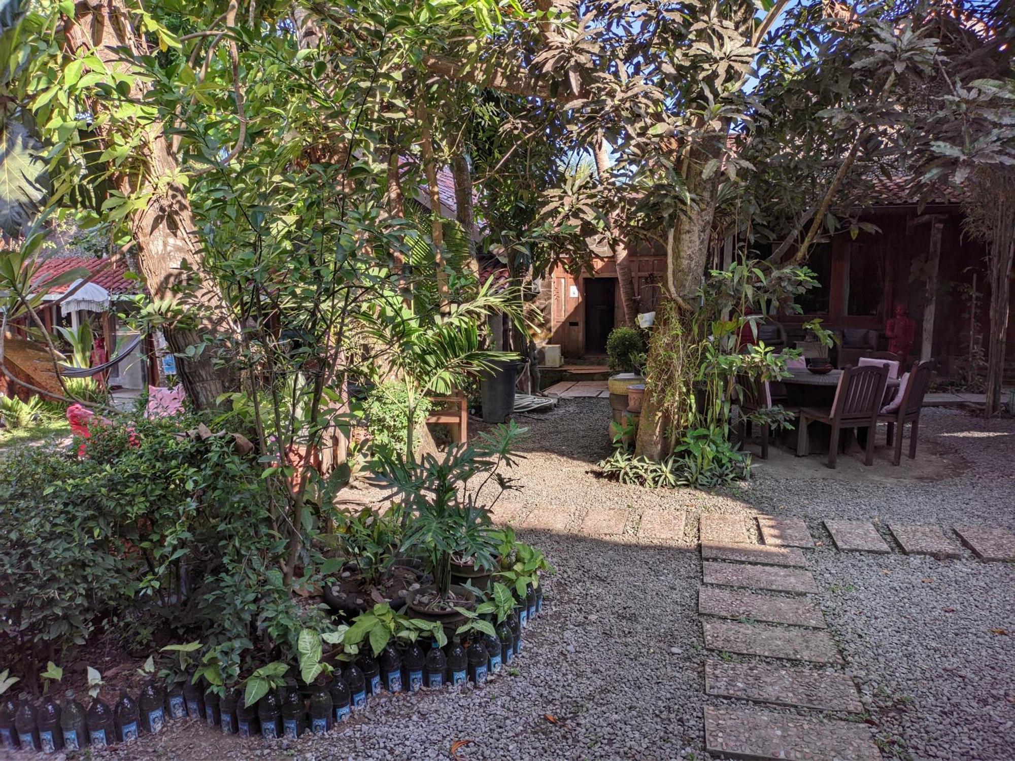 Astuti Gallery Homestay Джок'якарта Екстер'єр фото