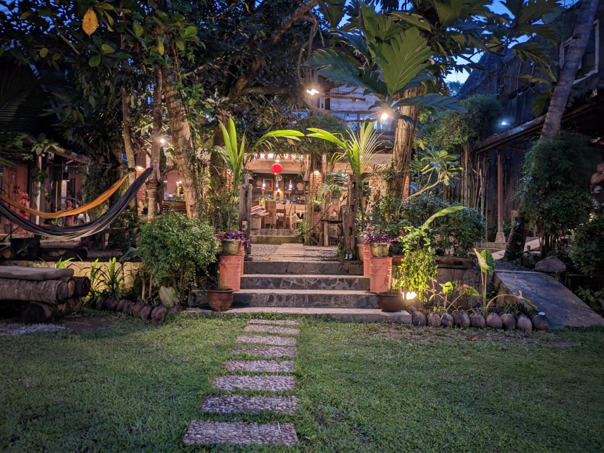 Astuti Gallery Homestay Джок'якарта Екстер'єр фото