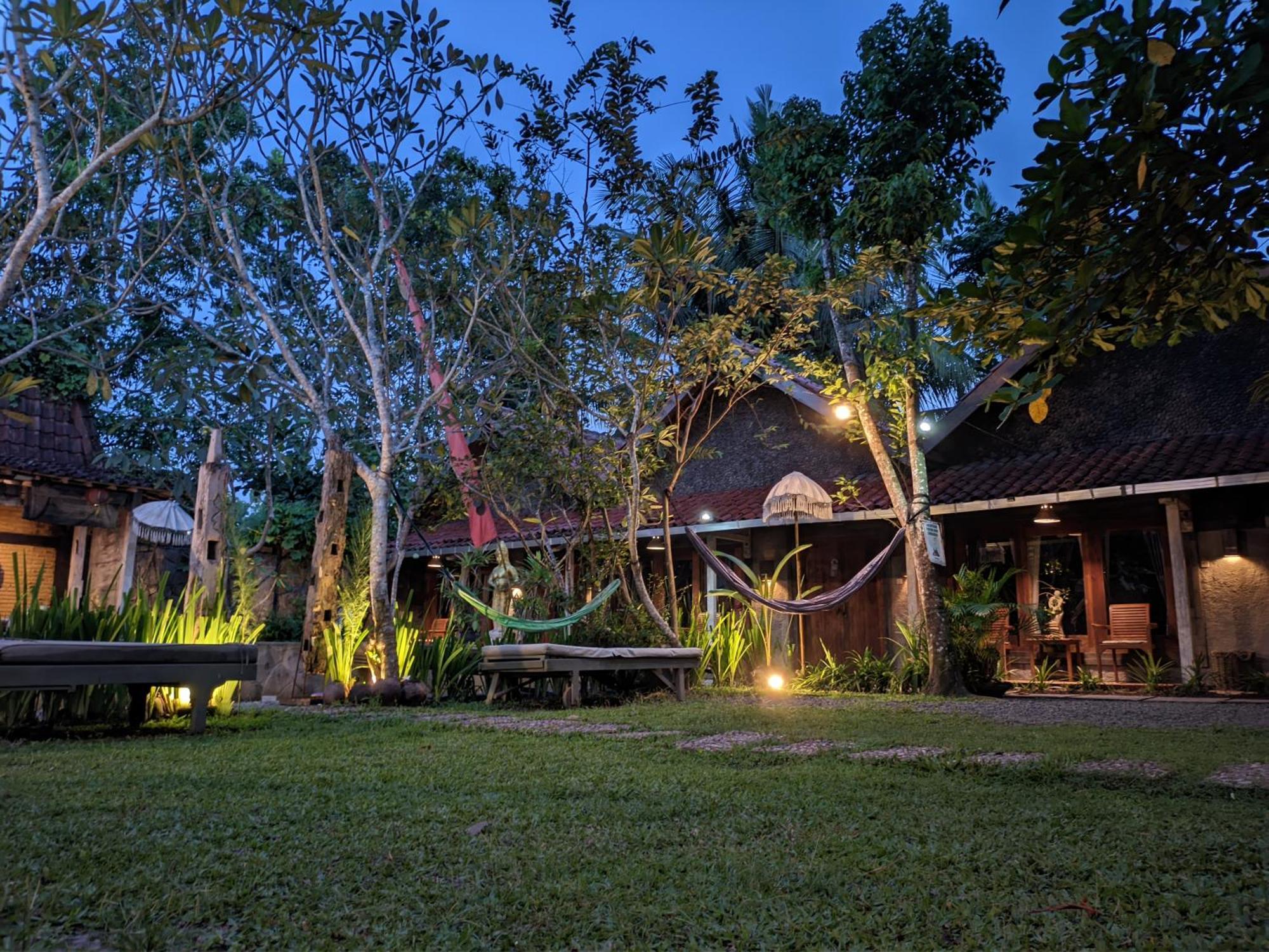 Astuti Gallery Homestay Джок'якарта Екстер'єр фото